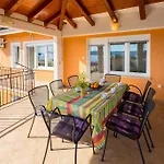 Marija I Boris Apartament Novi Vinodolski